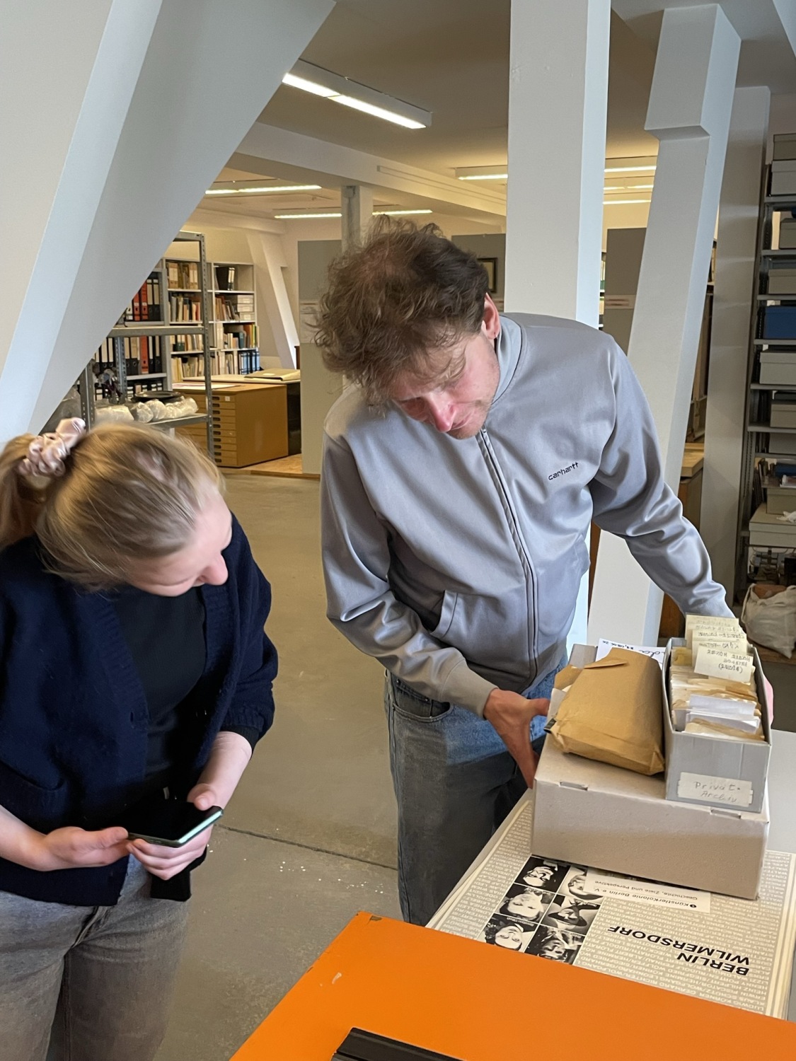 Studierende bei einem Besuch des Archivs der Villa Oppenheim im Sommer 2026