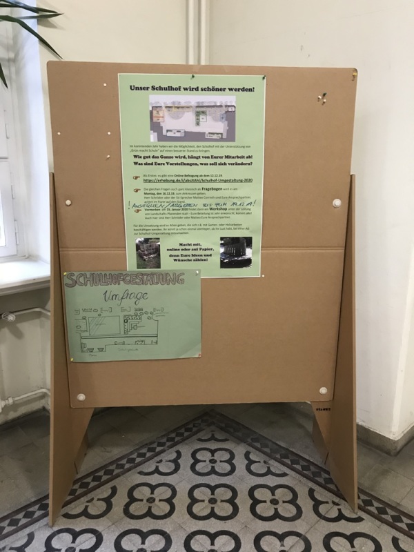 Aufruf zur partizipativen Schulhofgestaltung an der Pinnwand des Goethe-Gymnasiums_2020
