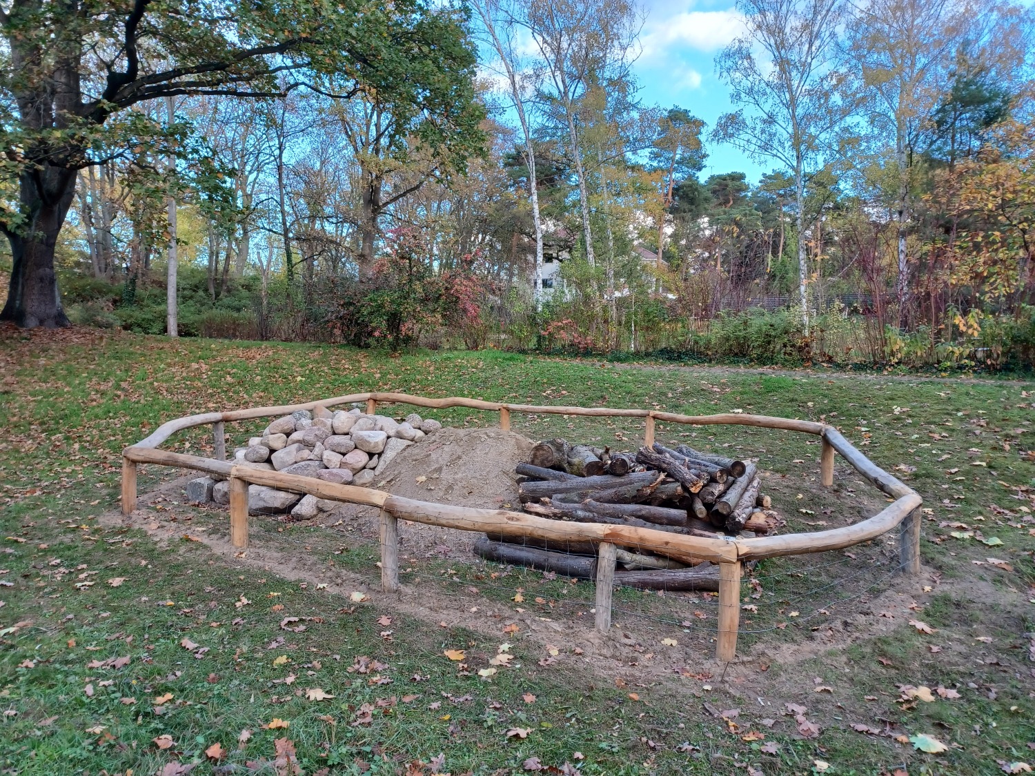 Stein-, Holz- und Sand-Lehmhaufen als Lebensraum im Ortelsburger Park im November 2022