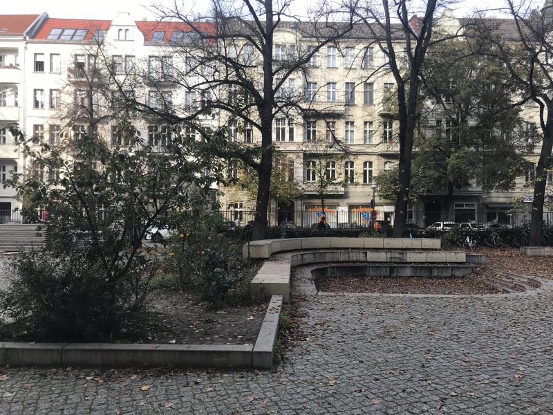 "Amphitheater" mit Beet vor der Ertüchtigung am Goethe-Gymnasium_2019