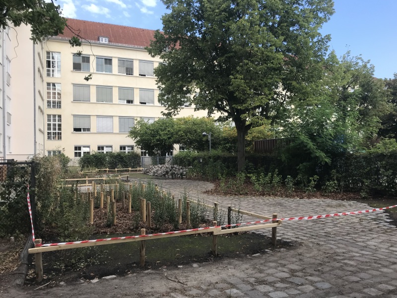 teilentsiegelter und bepflanzter ehemaliger Anwohnerparkplatz an der Judith-Kerr-Grundschule vom Eingang_2020