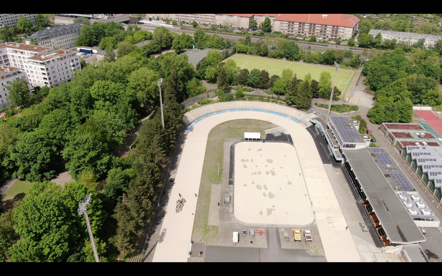 Blick aus der Vogelperspektive auf den Einlauf der Schafe im Horst-Dohm-Eisstadion.