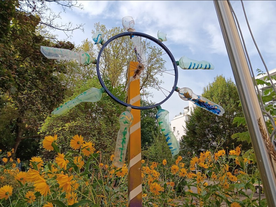 Villa Comenius Windrad aus Plastikflaschen_2023