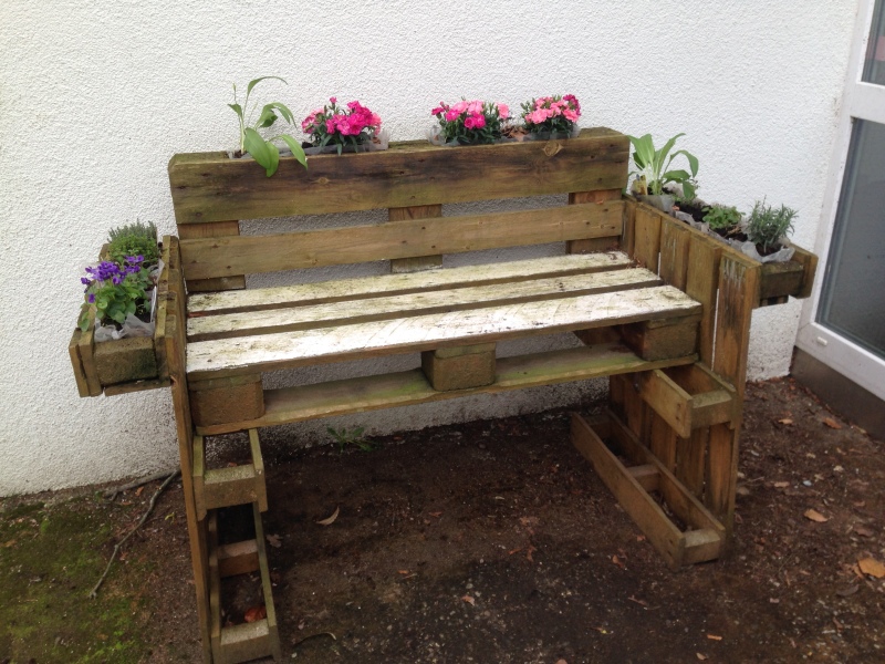 begrünter Pflanztisch aus Paletten am Wald-Gymnasium_2019