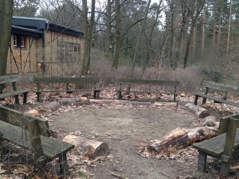 Sitzkreis aus Bänken als Klassenzimmer im Freien am Wald-Gymnasium_2019