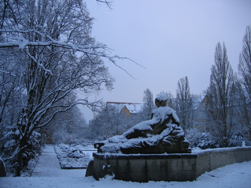 Die Liegende vom Siegfriedbrunnen auf dem Rüdesheimer Platz im Winter