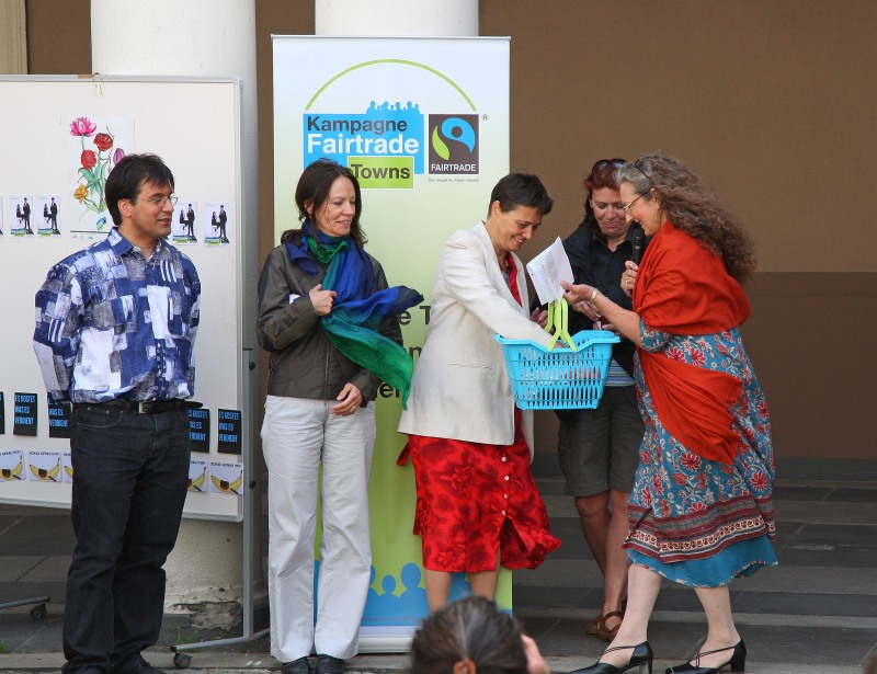 *Entgegennahme der verliehenen Auszeichnung "Fairtrade Town"* Im Innenhof des Rathaus Wilmersdorf, nahm unsere Bezirksbürgermeisterin Monika Thiemen die Auszeichnung "Fairtrade Town" von Transfair im Rahmen einer Veranstaltung entgegen gemeinsam mit der Steuerungsgruppe und Mitgliedern des Bezirksamts Frau Schmiedhofer, Herrn Gröhler, Herrn Krüger.