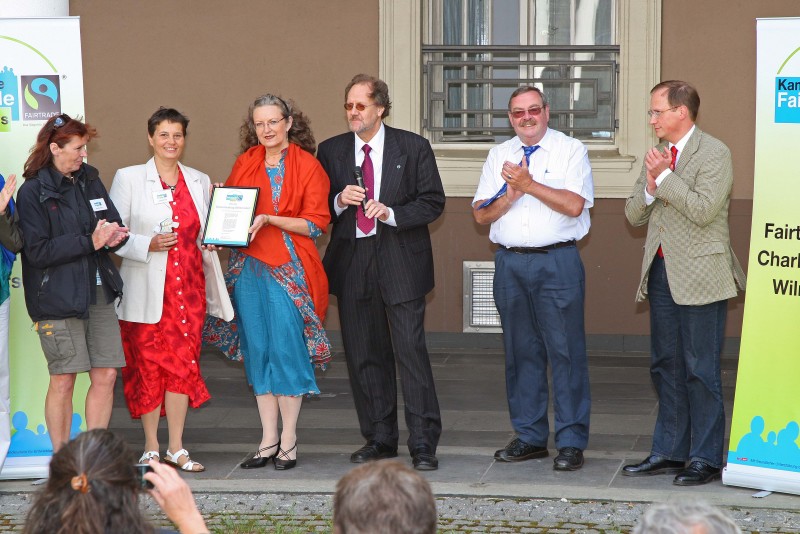 *Entgegennahme der verliehenen Auszeichnung "Fairtrade Town"* Im Innenhof des Rathaus Wilmersdorf, nahm unsere Bezirksbürgermeisterin Monika Thiemen die Auszeichnung "Fairtrade Town" von Transfair im Rahmen einer Veranstaltung entgegen gemeinsam mit der Steuerungsgruppe und Mitgliedern des Bezirksamts Frau Schmiedhofer, Herrn Gröhler, Herrn Krüger.