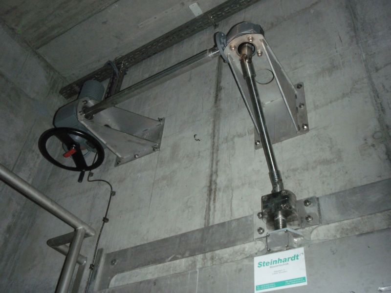 Schieber mit Handbetriebvorrichtung zum Verschluss des Zulaufkanals im Havariefall