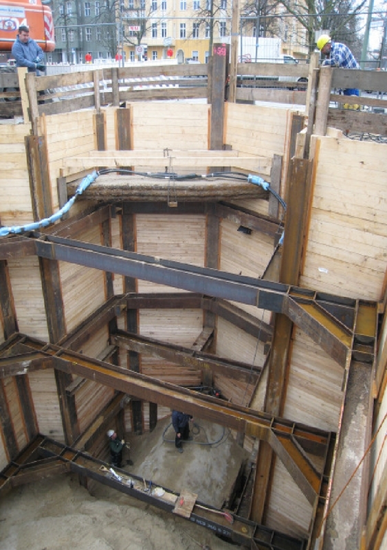 Blick in den Baustellenschacht