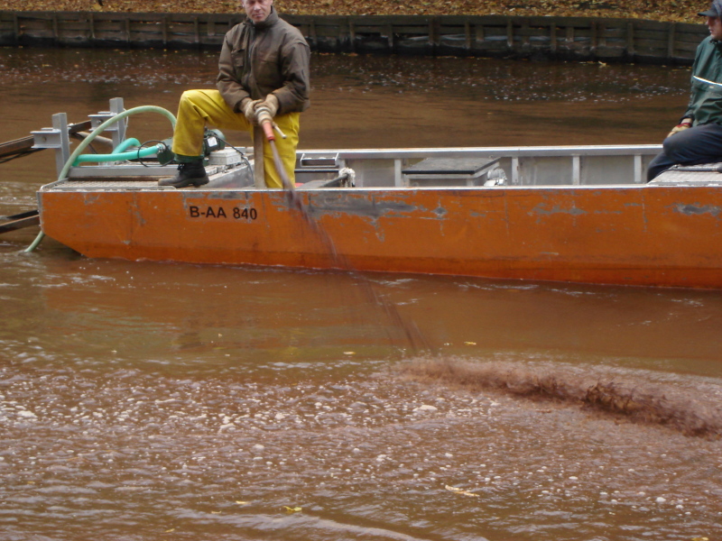 Das Seewasser wird mit Konditionierungsmittel geimpft
