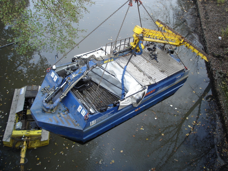 Ein Boot wird zu Wasser gelassen