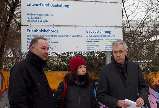 Erklärungen für die Presse von Martina Schmiedhofer, Umweltstadträtin in Charlottenburg-Wilmersdorf, und dem Vorstandsvorsitzenden der BWB, Jörg Simon, rechts, sowie dem Pressesprecher der BWB, Herr Natz, links.