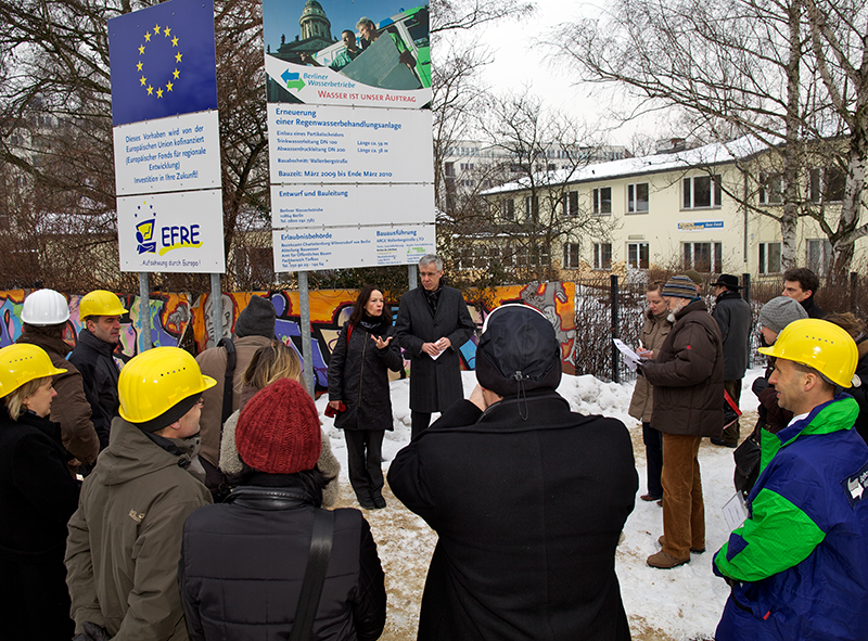 Erklärungen für die Presse von Martina Schmiedhofer, Umweltstadträtin in Charlottenburg-Wilmersdorf, und dem Vorstandsvorsitzenden der BWB, Jörg Simon, rechts, vor dem Bauschild