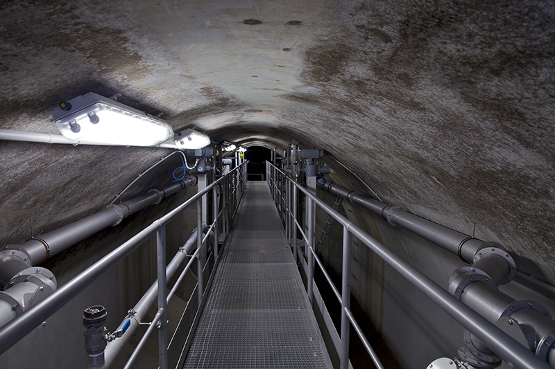 Ansicht des Bediengangs und der Lüftungsanlage in der Lamellenfilteranlage