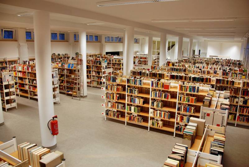Erdgeschoss der Dietrich-Bonhoeffer-Bibliothek von oben