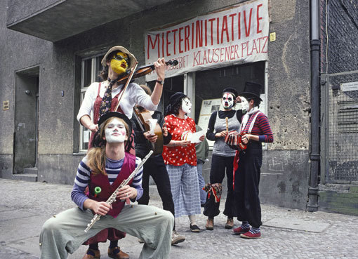 Gottfried Schenk, Clowns vor dem Laden der Mieterinitiative in der Nehringstrasse 11, 1979