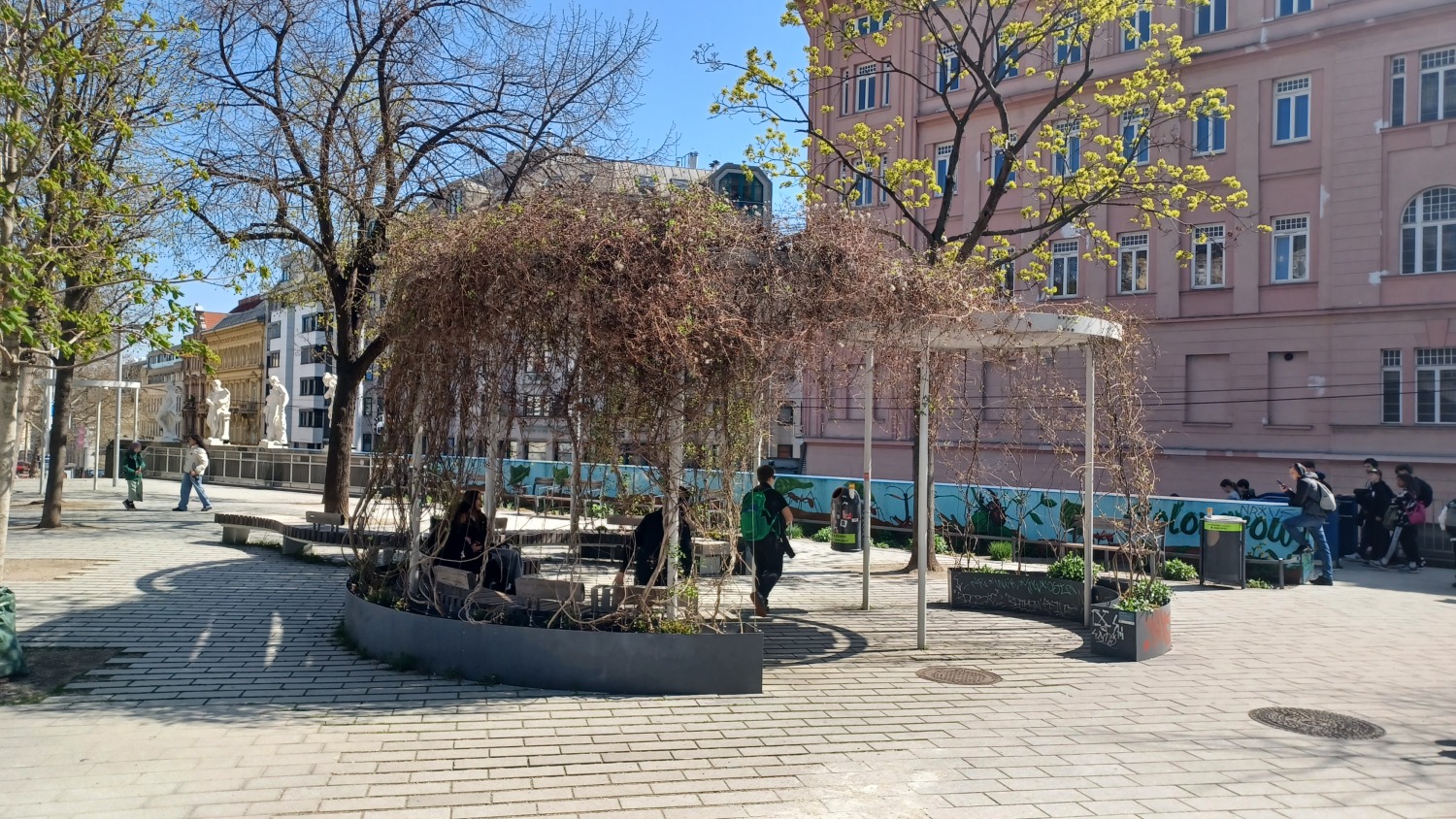 Begrünte überdachte Sitzmöglichkeit