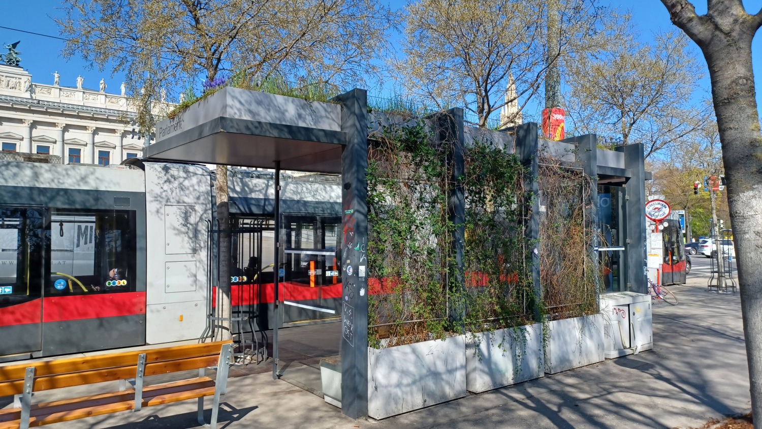 Begrünte Wartehäuschen