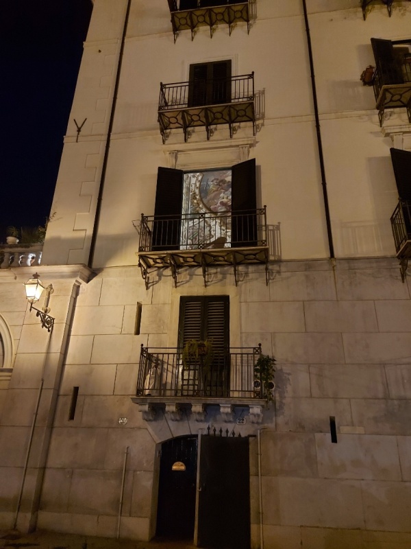 Blick in ein Haus an der Piazza Marina