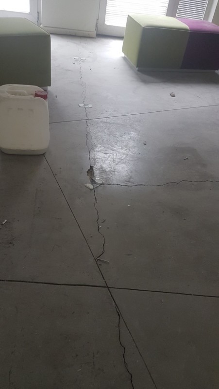 Glastest für Risse auf dem Boden