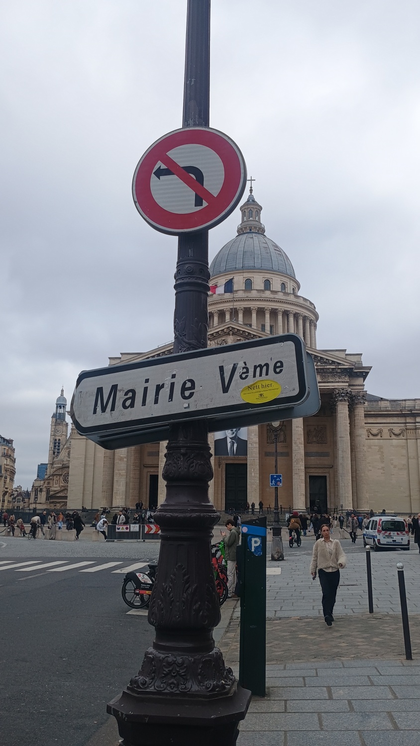 Hinweisschild Mairie Vème