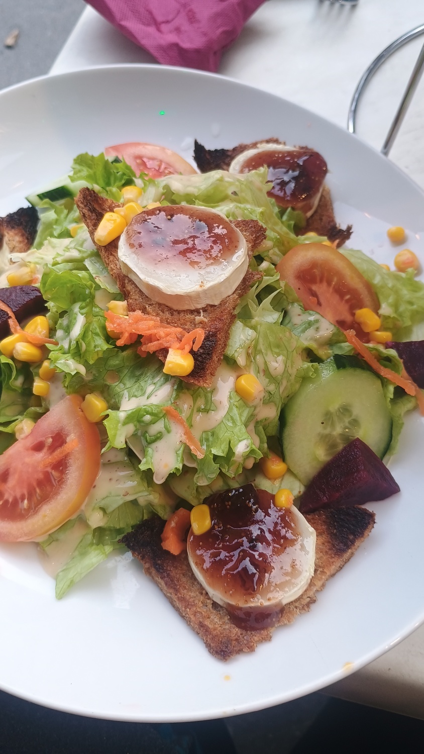 Salat mit gebackenem Ziegenkäse
