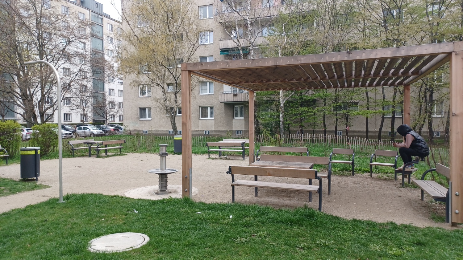Sitzmöglichkeiten unter einer Pergola