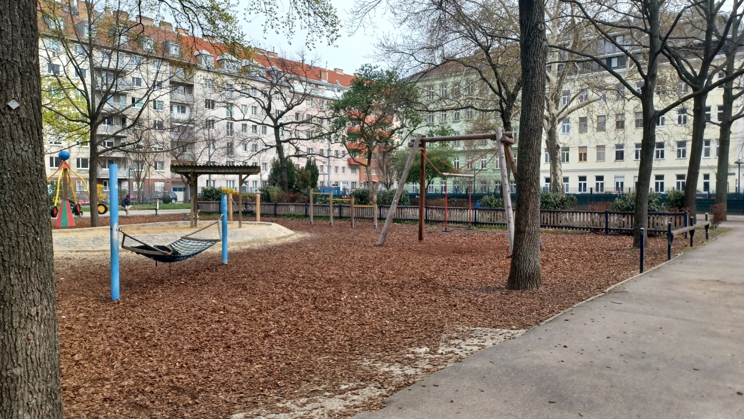 Spielplatz mit altem Baumbestand