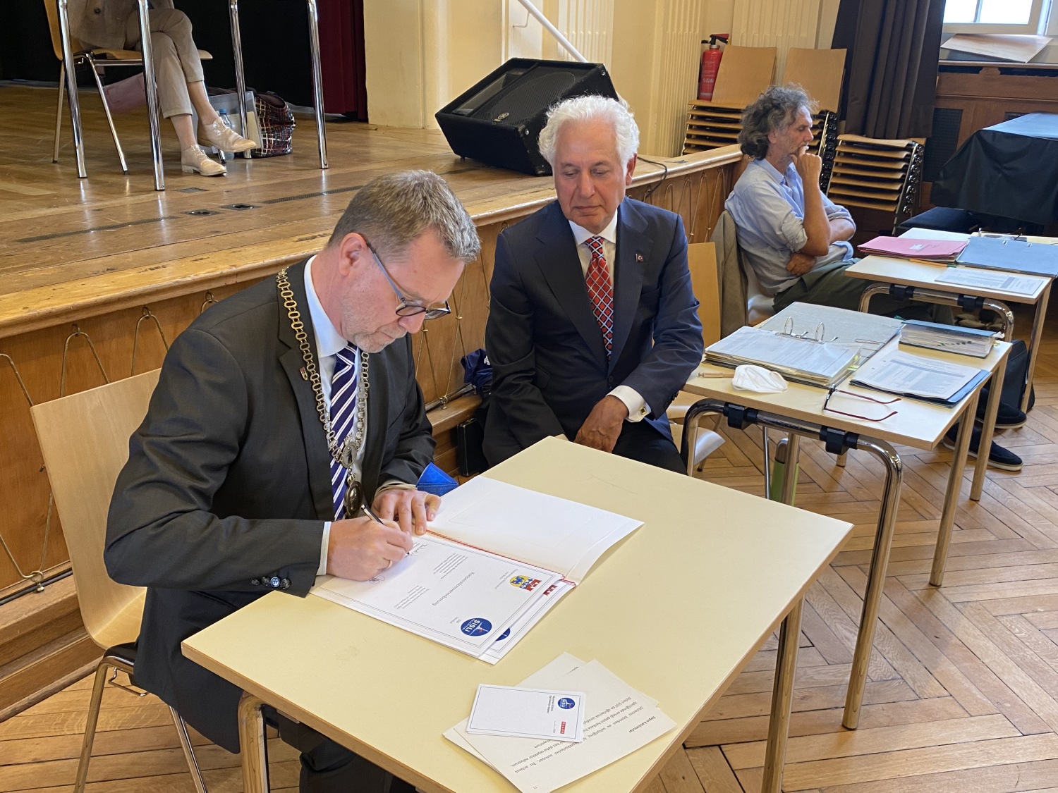 Bezirksbürgermeister Reinhard Naumann unterzeichnet die Kooperationsvereinbarung im Rahmen der Bezirksverordnetenversammlung am 19. August 2021