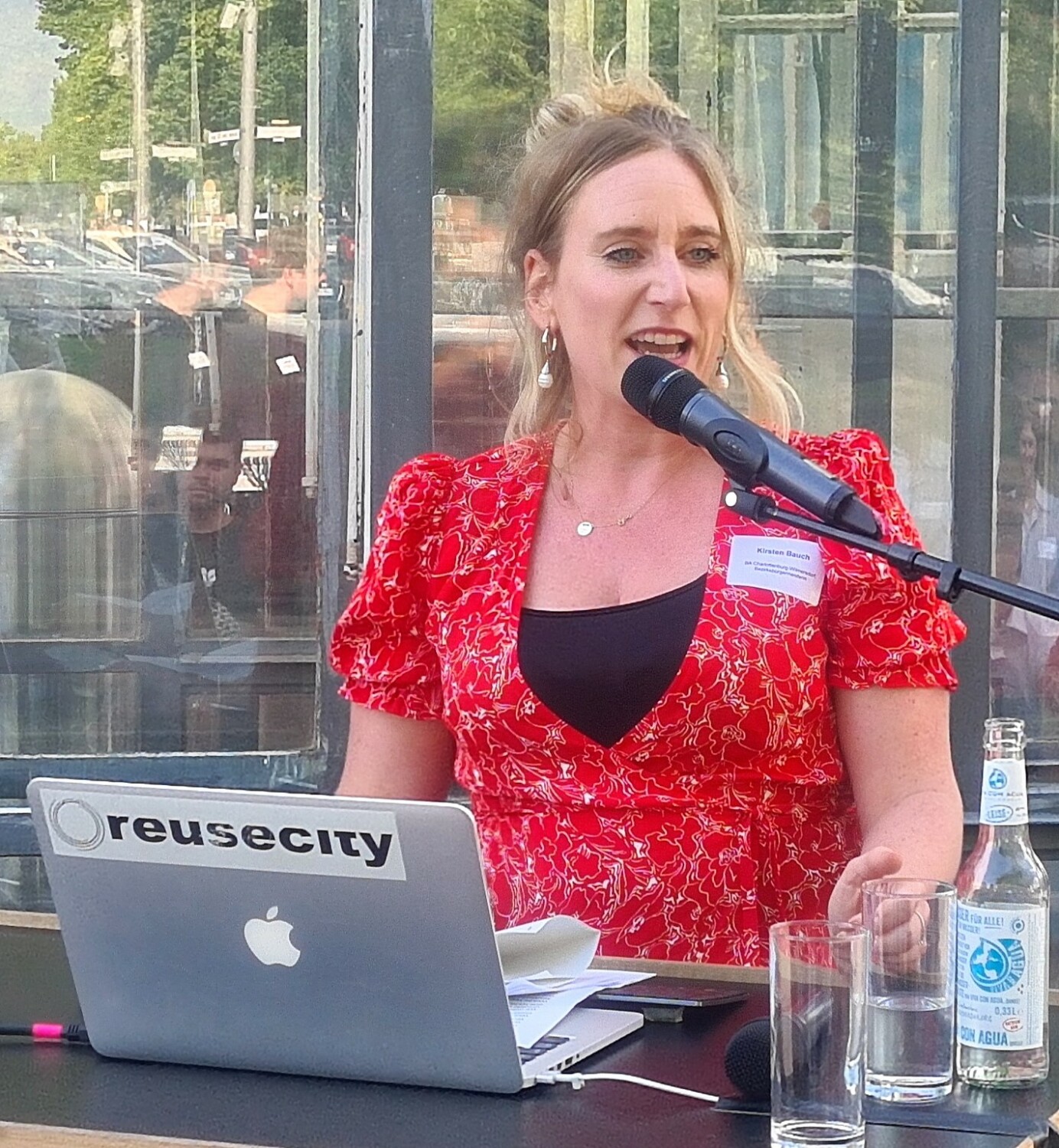 Bezirksbürgermeisterin Kirstin Bauch stellte in ihrer Auftaktrede ihre Vision von einer sozial-ökologischen Transformation der Innenstädte vor.