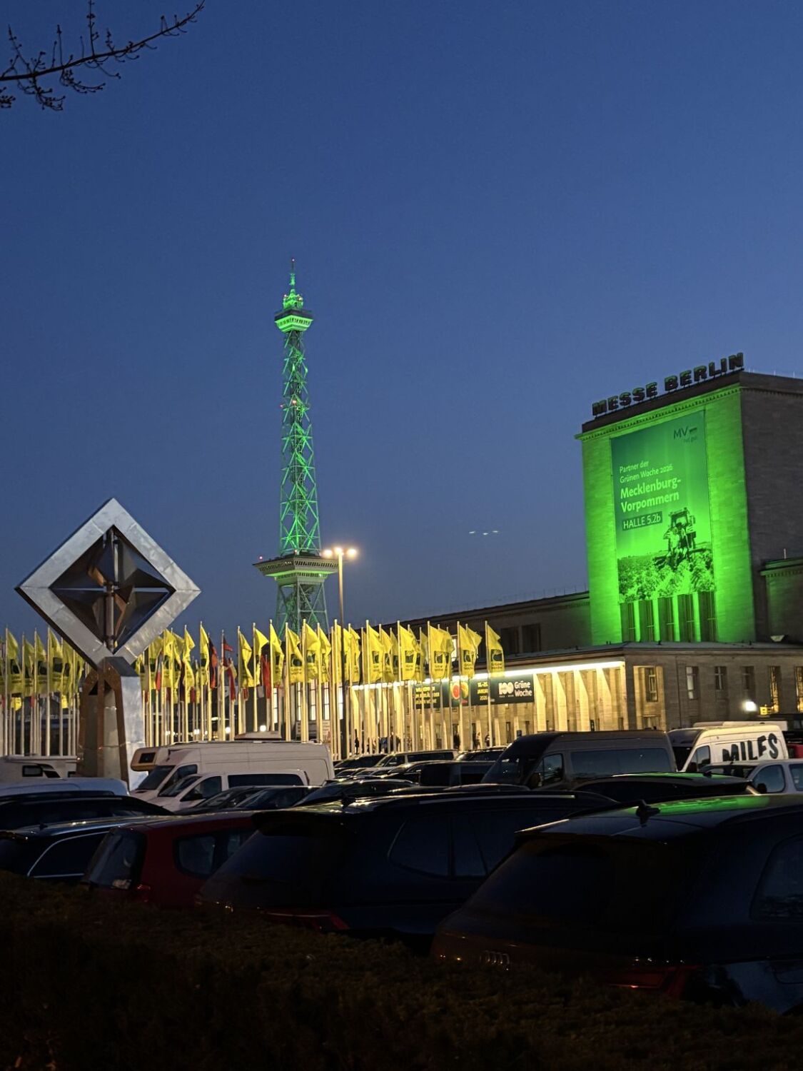 Funkturm im grünen Licht