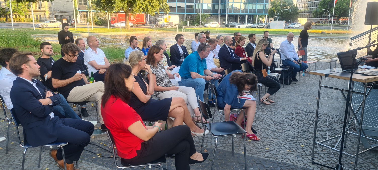 Zuhörer, Veranstaltung auf dem Ernst-Reuter-Platz