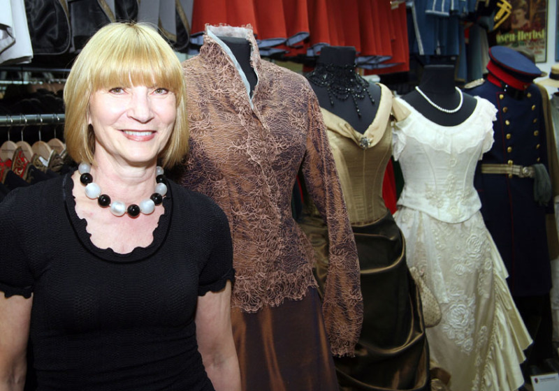 *Theaterkunst Kostümausstattung* Kostümleiterin Christa Hedderich mit den Kostümen für den Film Effi Briest.