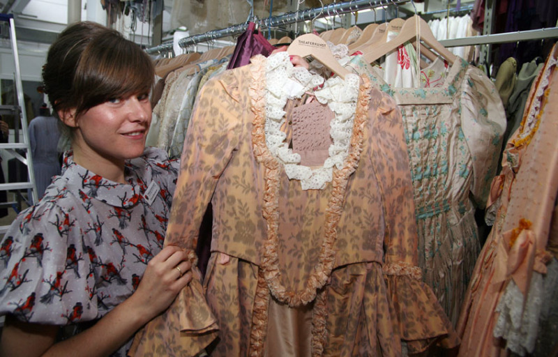 *Theaterkunst Kostümausstattung* Kostüme über Kostüme von der Steinzeit bis in die Zukunft findet Theaterkunstmitarbeiterin Chiara Steinbauer im Fundus.