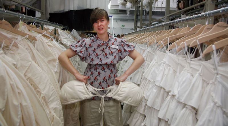 Mitarbeiterin Chiara Steinbauer mit Panier