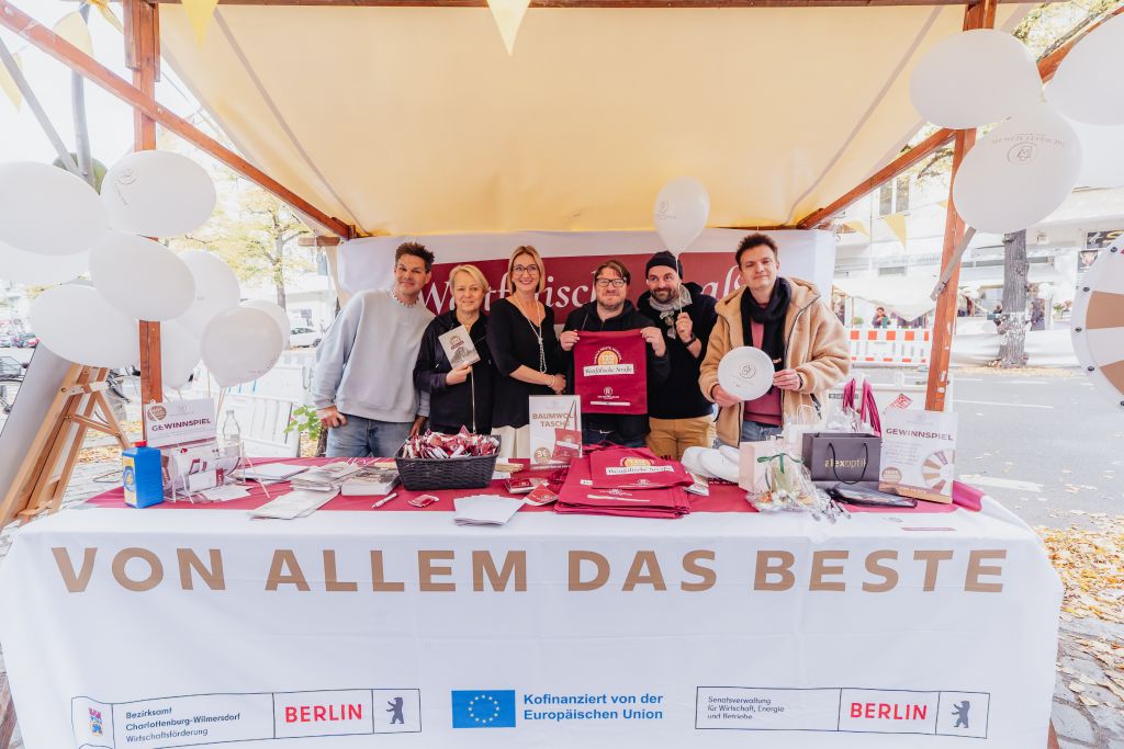 Der Vereinsstand (v.links n. rechts): Dominik Schneider (iideenreich), Heike Hilgendorf und Christine Hammer (Vereinsvorstand), Kümmerer Sebastian und Patrick Burth von iideenreich