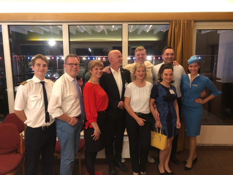 Gruppenbild Diskussionsteilnehmer mit Moderatorin