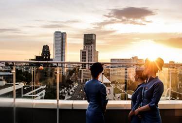 Blick von der Pan Am - Lounge mit Stewardessen