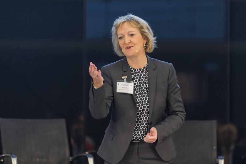 Die bekannte und geschätzte Moderatorin Sabine Dahl führt durch das Programm.