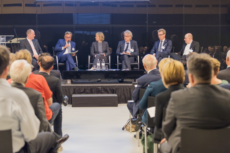 Podiumsdiskussion zum Thema des Abends "Auswirkungen des Niedrigzinsumfeldes auf Unternehmen"