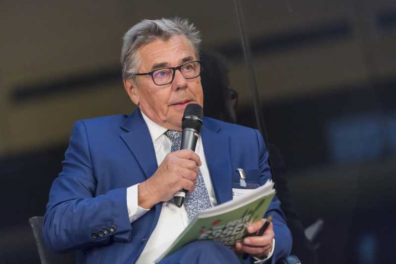 Rolf Hoppe, Geschäftsführer der LUNA Restaurant GmbH, nimmt an der Diskussion teil!