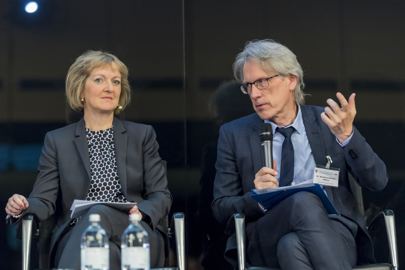 An der Seite von Sabine Dahl sitzt der Ehrengast Dr. Matthias Kollatz-Ahnen, Senator für Finanzen des Landes Berlin.