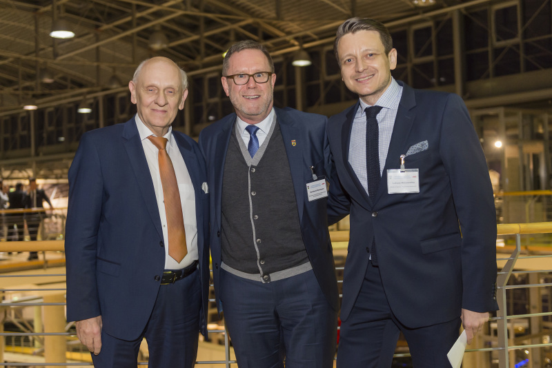 Bezirksbürgermeister Reinhard Naumann (Mitte) mit Peter-Michael Riedel (links) und Lukasz Borysewicz (rechts) vom Kurfürstendamm e.V.