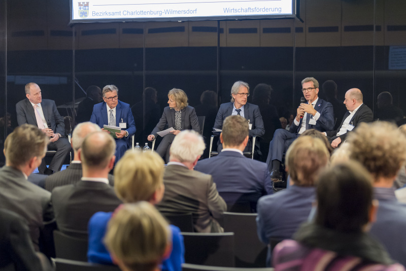 Das Thema wird von allen Seiten der Diskussionspartner beleuchtet.