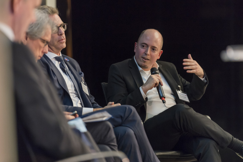 Oliver Thronicker angeregt in der Diskussion.