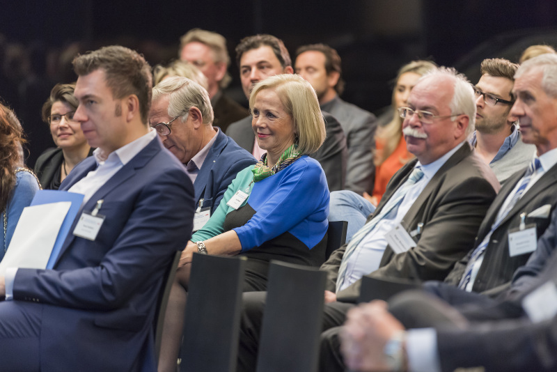 Die Teilnehmenden hören interessiert zu!