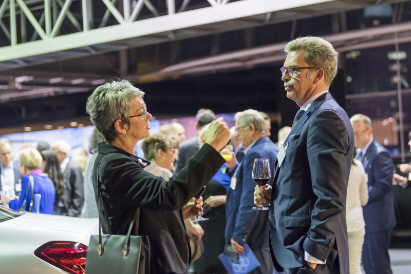 Carsten Jung (Vorstand der Berliner Volksbank) im Gespräch mit einer Teilnehmerin.