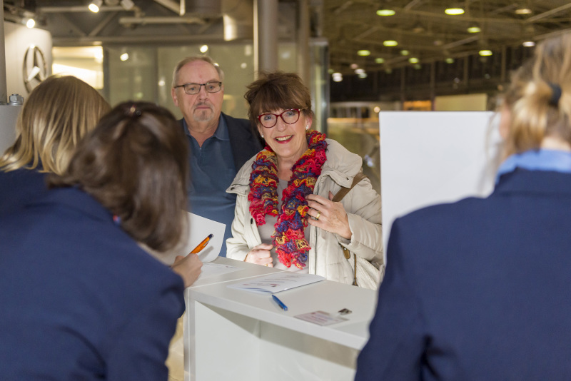 Gabriele Jahn, Herausgeberin des Bezirksmagazins freut sich mit Ehemann Peter Tobisch (Wirtschaftsstadtrat Tempelhof-Schöneberg a.D.) über den freundlichen Empfang.