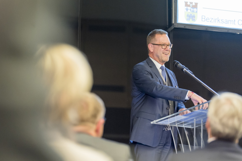 Bezirksbürgermeister Reinhard Naumann begrüßt die Teilnehmenden.